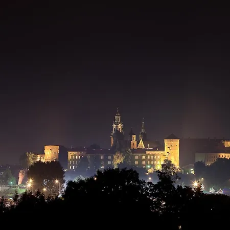 Emaus アパートホテル