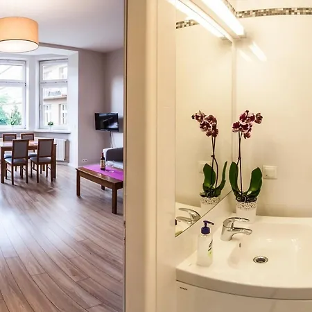 Emaus アパートホテル