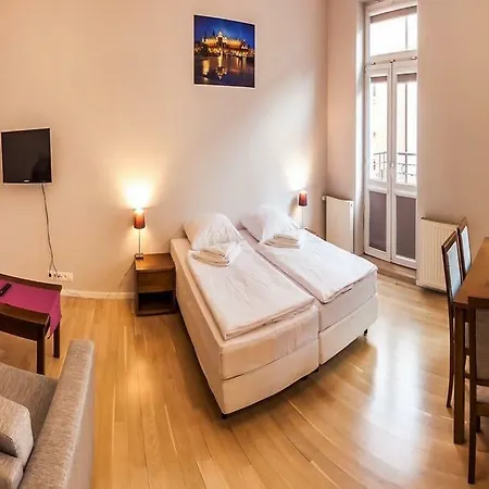 Emaus アパートホテル