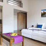 מלון דירות Emaus 3*